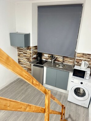 Réfrigérateur, micro-ondes, plaque de cuisson, cafetière/bouilloire