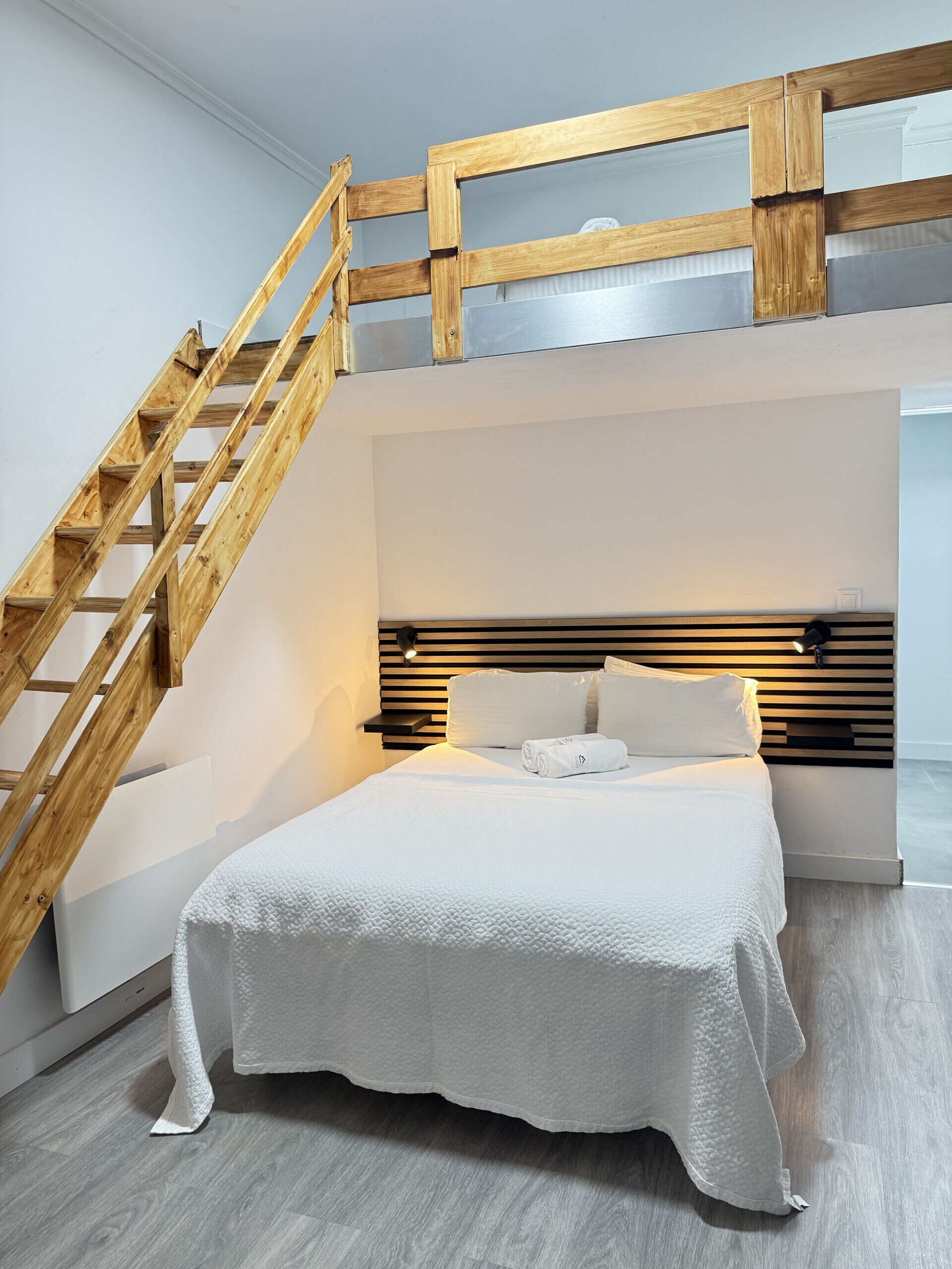 1 間睡房、房內夾萬、熨斗/熨衫板、可攜式嬰兒床