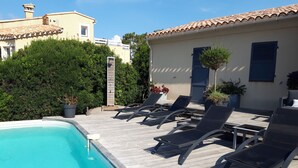 Ein Poolbereich mit Liegestühlen.