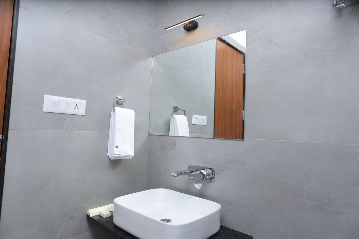 Habitación familiar con 2 camas individuales | Baño | Bañera profunda, cabezal de ducha tipo lluvia y zapatillas
