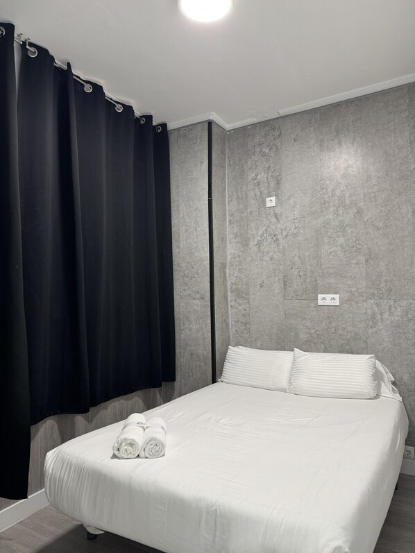 2 chambres, coffres-forts dans les chambres, fer et planche à repasser