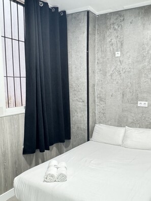 2 habitaciones, tabla de planchar con plancha y cuna de viaje 