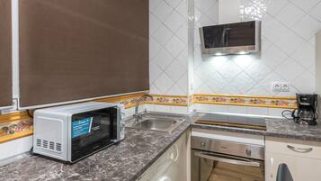 Kühlschrank, Mikrowelle, Herdplatte, Wasserkocher mit Kaffee-/Teezubehör