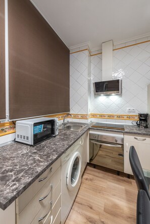 Refrigerador, microondas, placa de cocina, cafetera/tetera