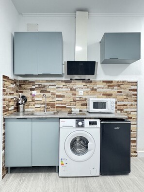 Fridge, microwave, stovetop, coffee/tea maker - Downtown Comfortable Apartment Gran Vía | 016 (Madrid)