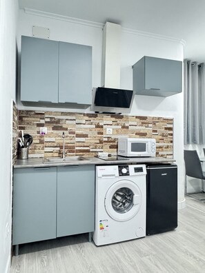 Réfrigérateur, micro-ondes, plaque de cuisson, cafetière/bouilloire