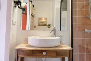 Habitación triple Confort | Baño | Secadora de cabello, toallas, jabón, shampoo