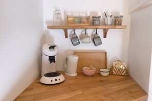 Individually decorated, individually furnished, laptop workspace - Casa Sana  (Pillac)