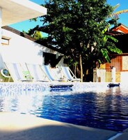 Una piscina al aire libre de temporada