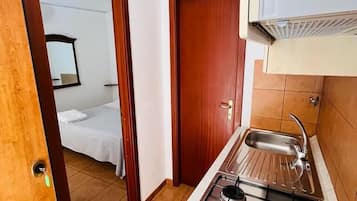ベーシック スタジオ | 低刺激性寝具、客室ごとに異なるインテリア、ベッドシーツ