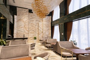 2 bars/lounges