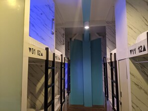 Escritorio, wifi gratis y ropa de cama 