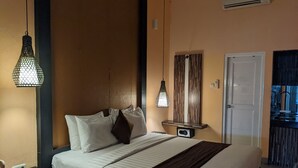 Desk, WiFi (free), bed sheets - My Capsule Bali (Keroboken Kelod)