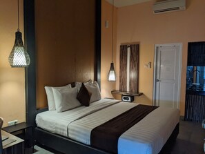 Escritorio, wifi gratis y ropa de cama 