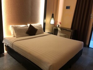 Deluxe Room, 1 King Bed | 1 bedroom, desk, free WiFi, bed sheets