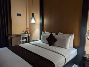 Desk, free WiFi, bed sheets - My Capsule Bali (Seminyak)