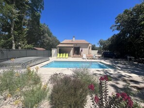 Una piscina al aire libre