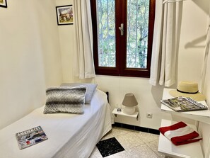 3 habitaciones, tabla de planchar con plancha y cuna de viaje