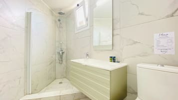 Luxury Studio | Bathroom | Shower