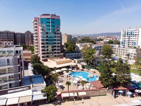 Un hôtel doté d’une piscine sur le toit, de plusieurs étages et offrant une vue sur le paysage urbain environnant.