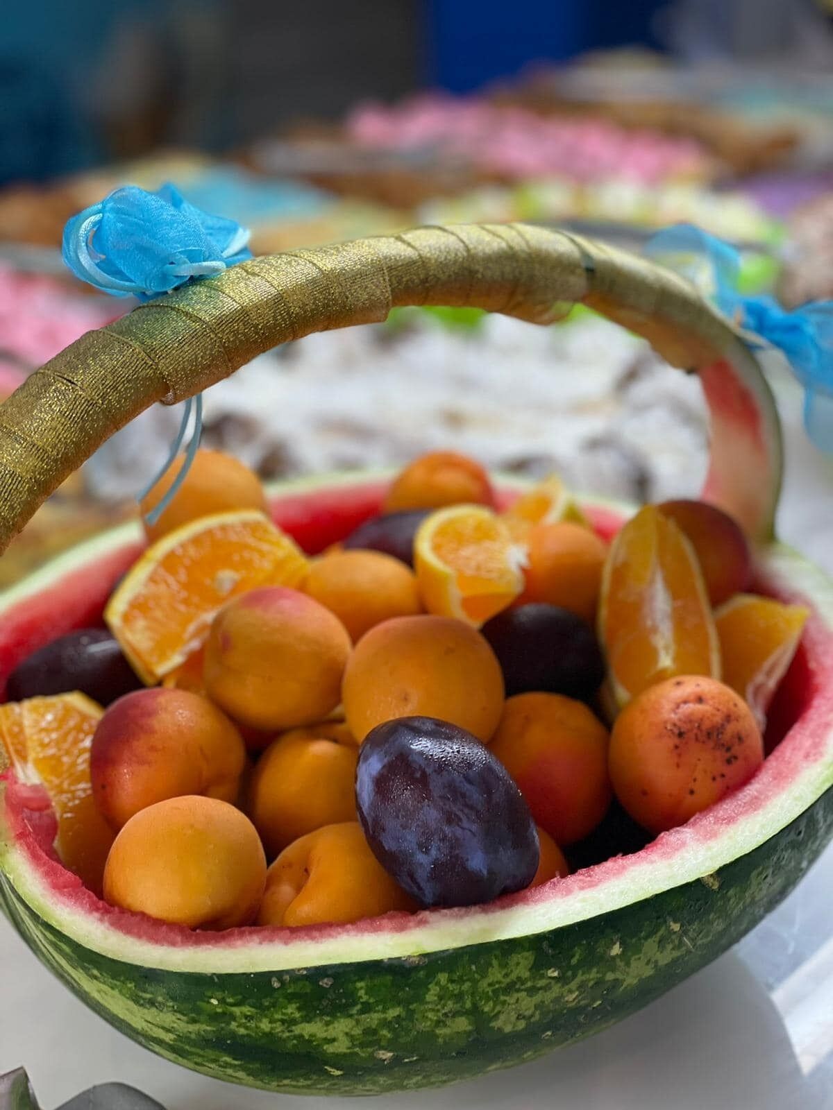 Un cuenco de sandía repleto de frutas variadas.