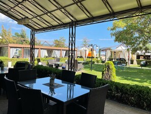 Breakfast, lunch served; international cuisine, pool views  - Hotel Palace (Sunny Beach)