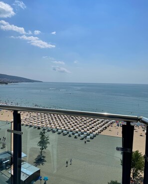 A beach with umbrellas and people. - Hotel Palace (Sunny Beach)