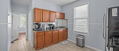 Refrigerador, horno, parrilla de estufa y cafetera y tetera