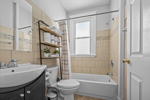 Bañera, secador de pelo, toallas