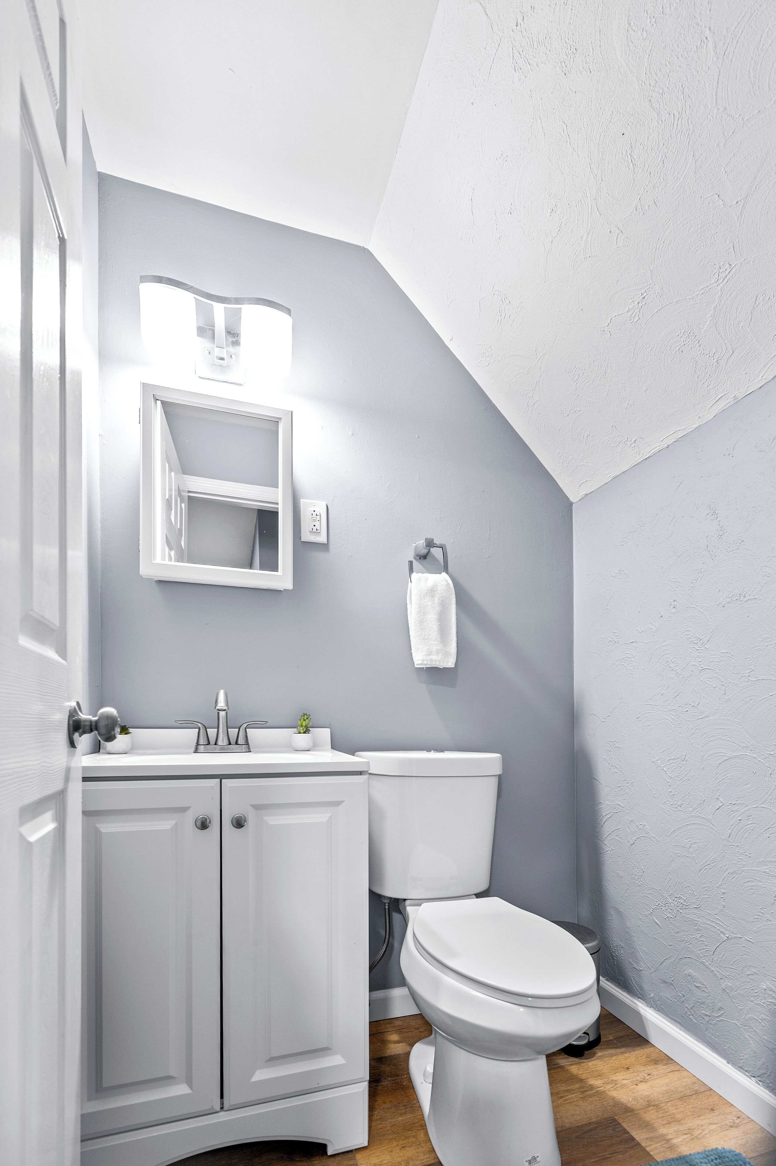 浴槽、ヘアドライヤー、タオル