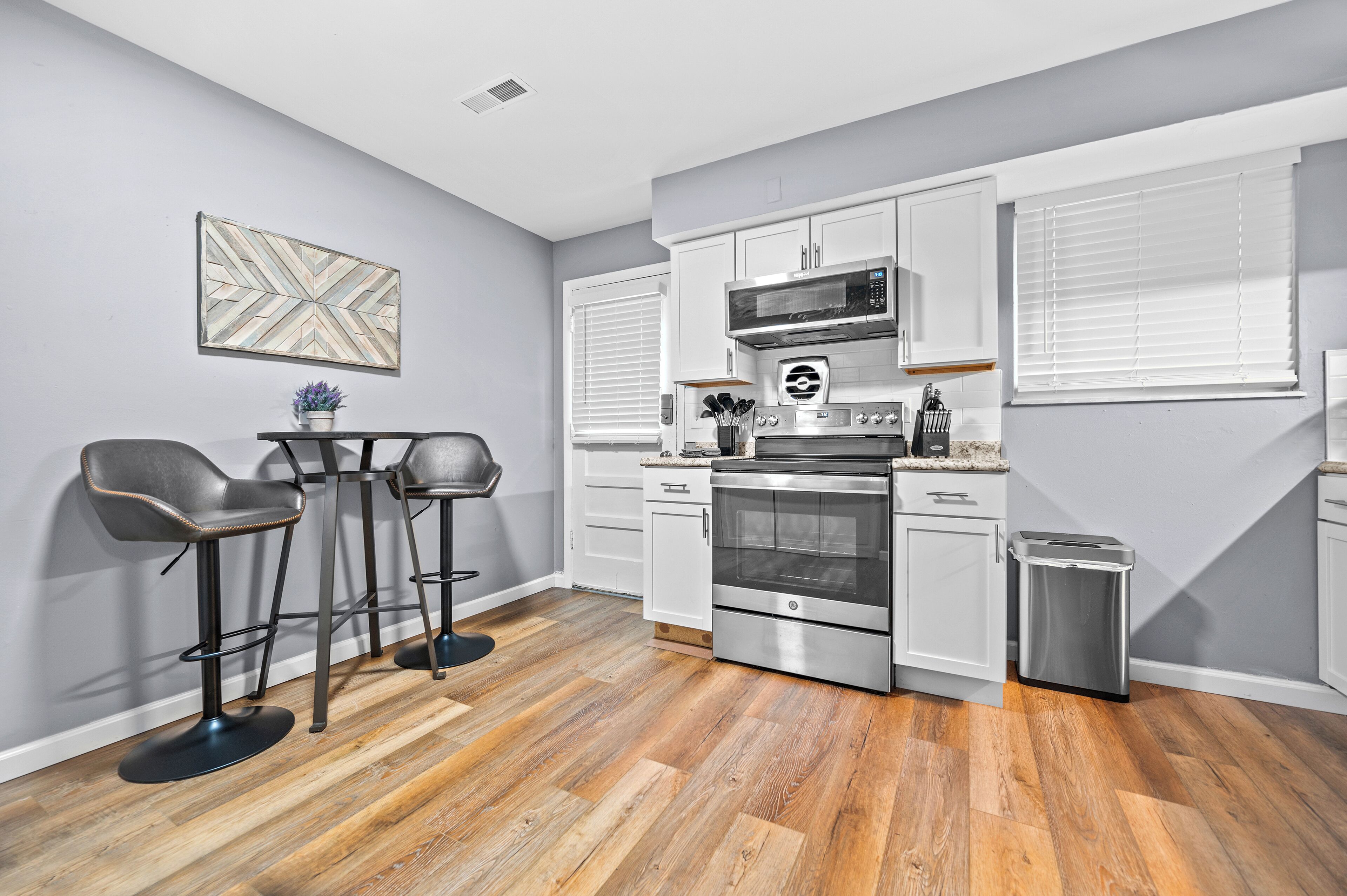 Fridge, oven, stovetop, coffee/tea maker
