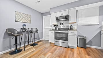 Fridge, oven, stovetop, coffee/tea maker