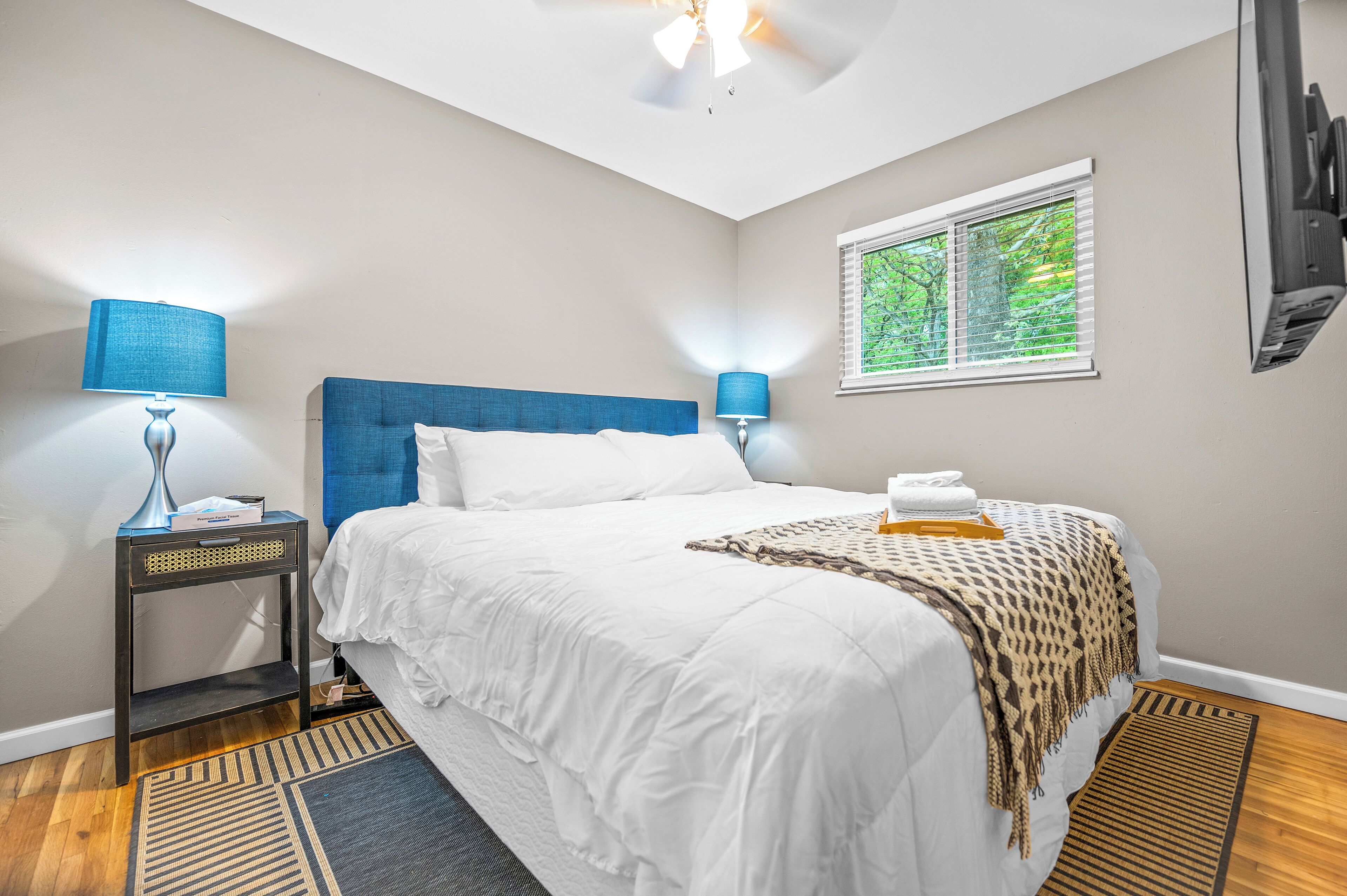 2 室のベッドルーム、デスク、WiFi、ベッドシーツ