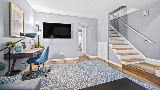 Un bureau moderne, équipé d’un bureau, d’une chaise et d’un écran d’ordinateur.