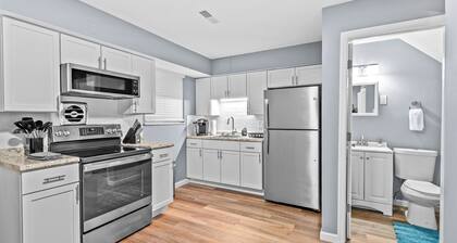 Spacious 2 Bedroom Townhome by StayLage