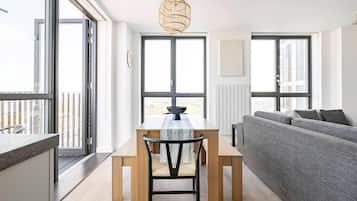 Apartment | Living area | 30-inch TV with cable channels