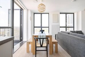 Departamento | Área de sala de estar | Televisión de 30 pulgadas con canales por cable 