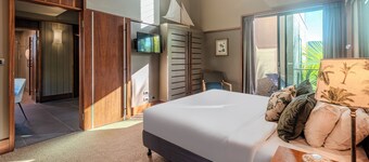 Yacht Club Villa 33 Hamilton Island - oceanviews, 2 buggies and transfers