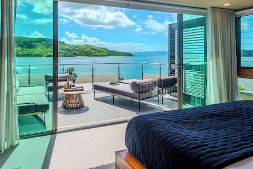 Yacht Club Villa 33 Hamilton Island - oceanviews, 2 buggies and transfers