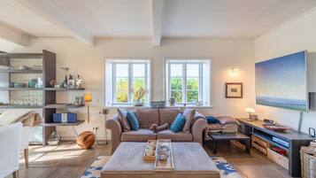 Een televisie en een open haard