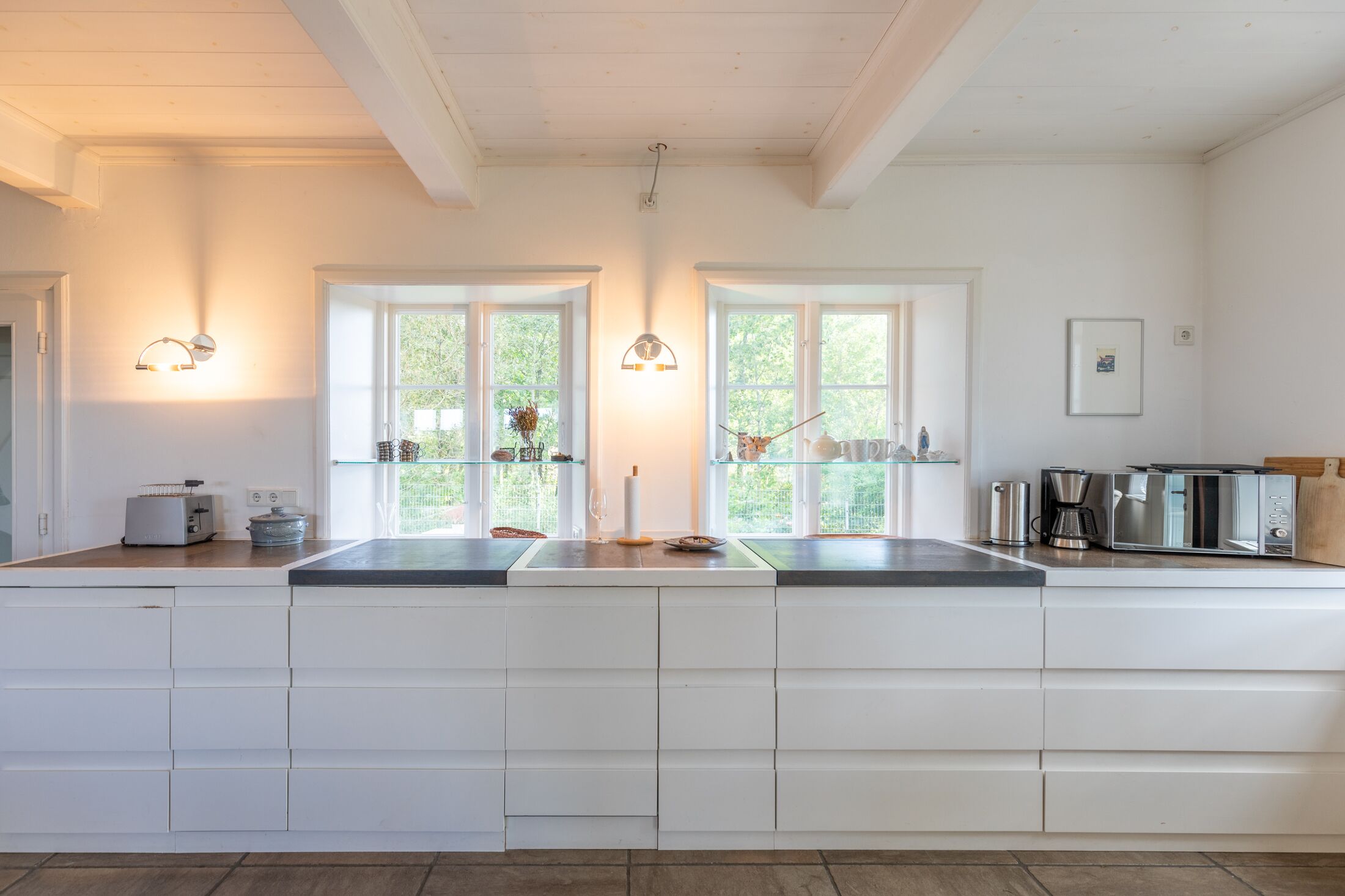 Frigorífico, microondas, horno y lavavajillas