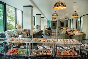 Buffet déjeuner gratuit tous les jours