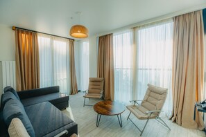 Suite estudio familiar | Ropa de cama hipoalergénica, caja fuerte, tabla de planchar con plancha