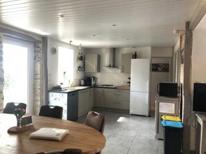 Fridge, microwave, oven, stovetop - Gîte Les Salines (L'Île-d'Olonne)