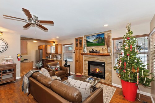 HOT TUB! Game Table! PET FRIENDLY! Fully Fenced Yard! Air Conditioning! EV Charger! Minutes from the Lake and Village!