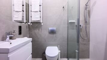 Hypo-allergenic bedding, iron/ironing board, free WiFi, bed sheets