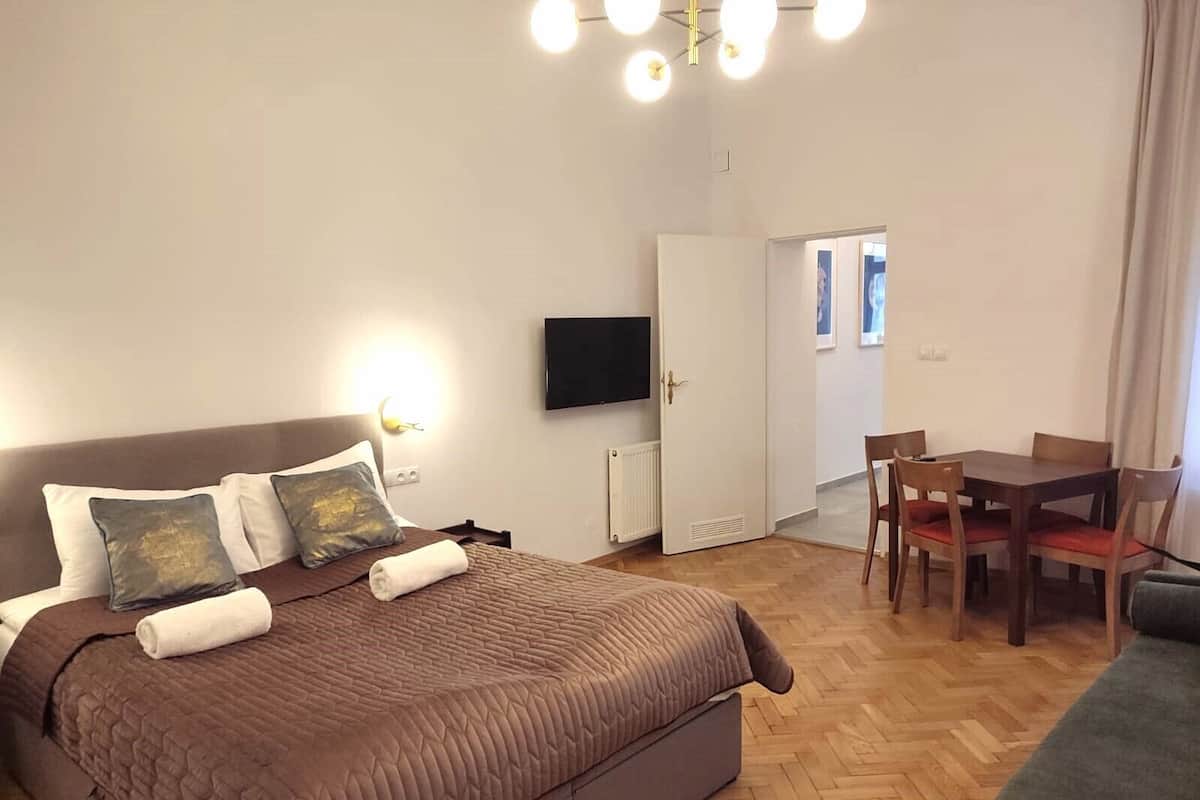 APARTAMENT 3B | 低刺激性寝具、アイロン / アイロン台、WiFi (無料)、ベッドシーツ