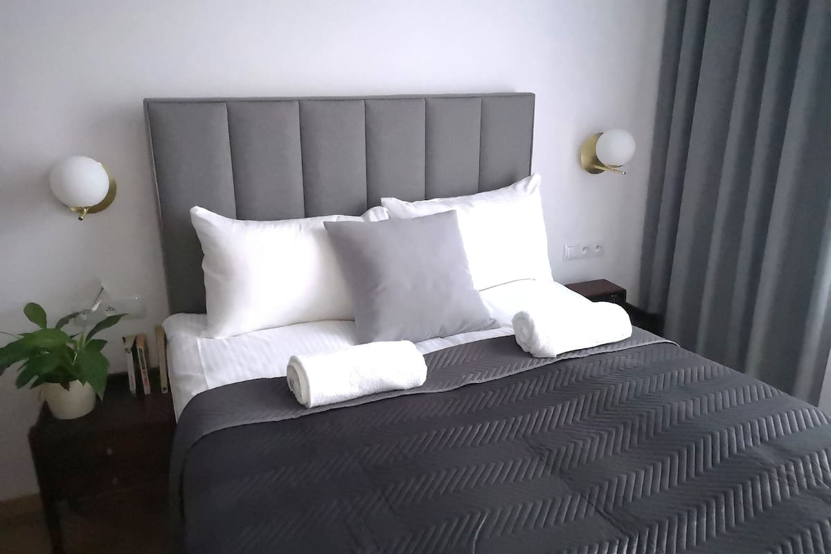 APARTAMENT 8B | 低刺激性寝具、アイロン / アイロン台、WiFi (無料)、ベッドシーツ