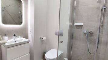 APARTAMENT 4B | Banheiro | Chuveiro, secador de cabelo, toalhas de banho, sabonete