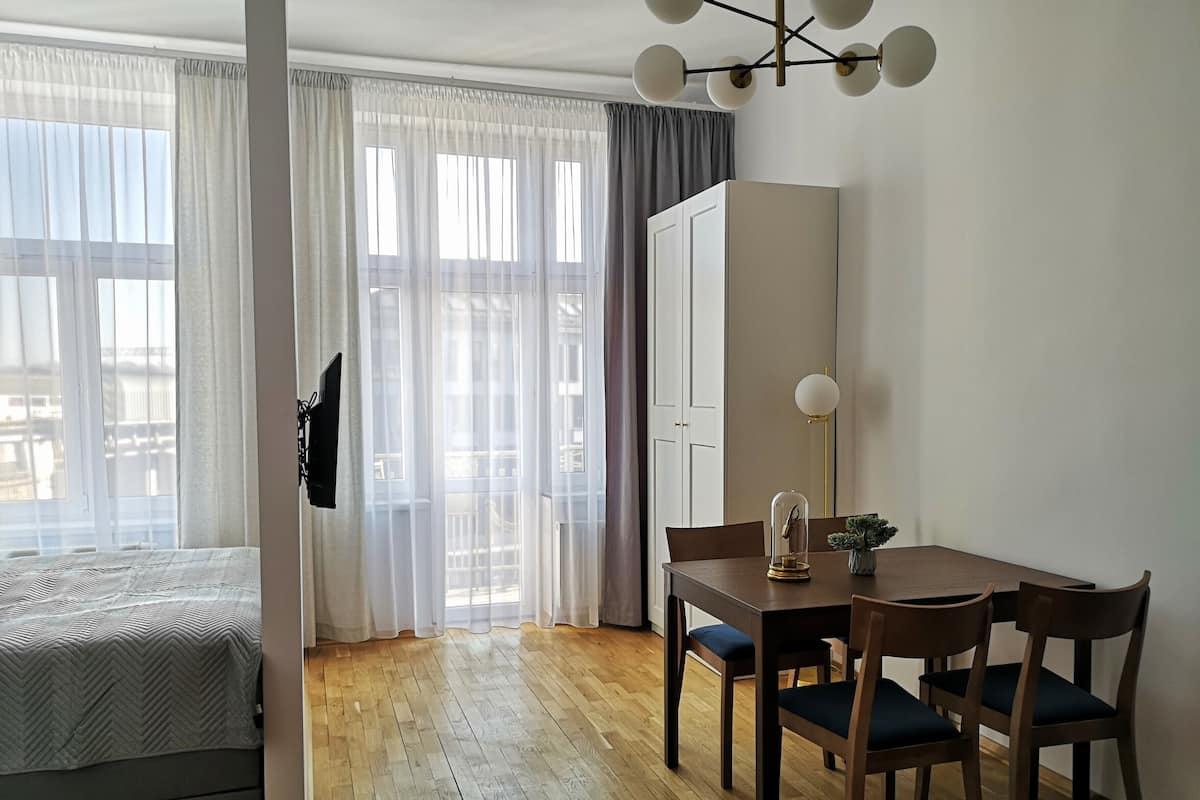 APARTAMENT 7A (W) | 低刺激性寝具、アイロン / アイロン台、WiFi (無料)、ベッドシーツ